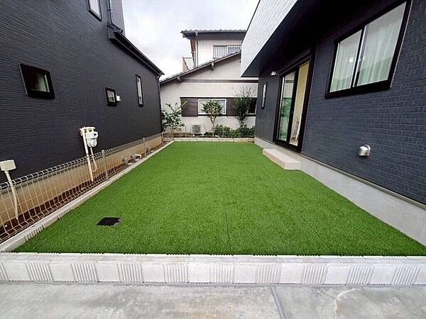 【Exterior】お部屋から直接出られるお庭付き。ガーデニングやくつろぎ空間に◎