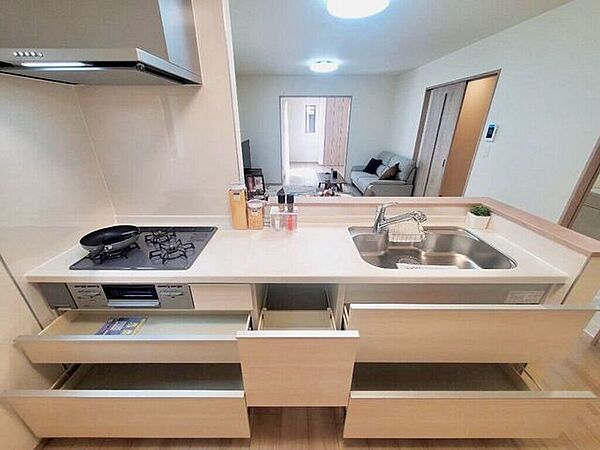 【kitchen】効率よく使える広々キッチン。収納力も高く、料理の時間がスムーズに。