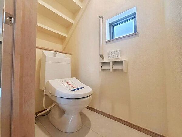 【Toilet】清潔感があり、落ち着いたデザインのトイレ。家族みんなが快適に使えます。