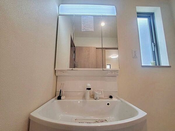 【Washroom】すっきりとしたデザインで、毎日の生活が快適に。収納も豊富な洗面所です。