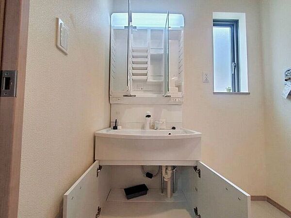 【Washroom】毎朝の準備がスムーズに。広めの洗面台と収納が使いやすい洗面所です。