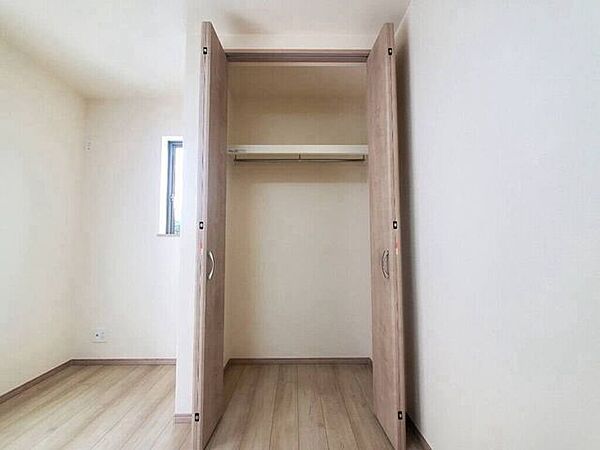 【Bedroom】クローゼット完備で収納力◎。家具の配置もしやすい機能的な洋室です。