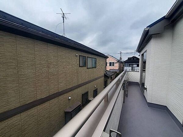 【Balcony】日当たりの良いバルコニーはお洗濯物がしっかり乾きやすく、毎日の家事にも重宝します。