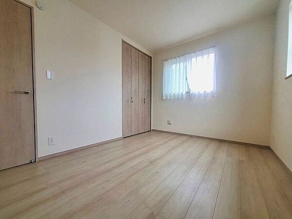 【Bedroom】ベッドとデスクを置いてもゆとりのある、使い勝手の良い広さの洋室です。