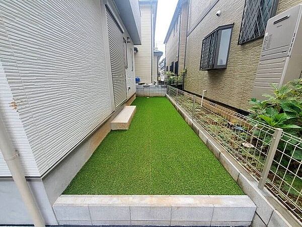 【Exterior】お部屋から直接出られるお庭付き。ガーデニングやくつろぎ空間に◎