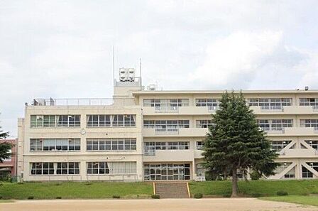 村上北小学校 890m