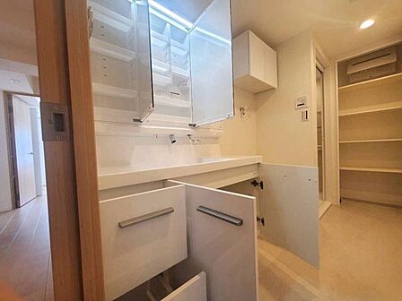 【Washroom】毎朝の準備がスムーズに。広めの洗面台と収納が使いやすい洗面所です。
