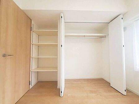 【Bedroom】クローゼット完備で収納力◎。家具の配置もしやすい機能的な洋室です。