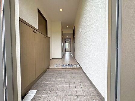 【Entrance】シューズボックス完備の玄関で、靴や小物もスッキリ収納できます。