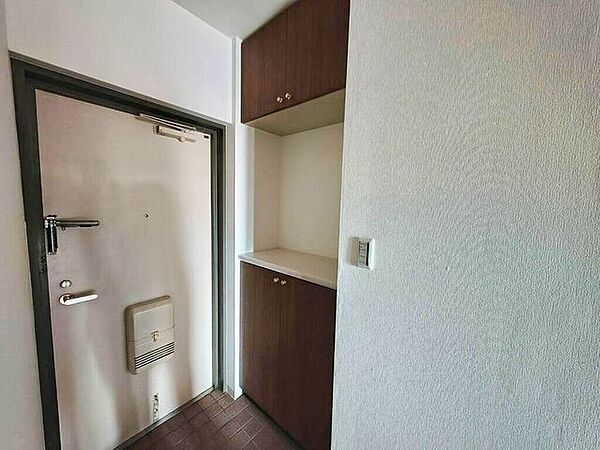 【Entrance】シューズボックス完備の玄関で、靴や小物もスッキリ収納できます。