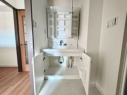 【Washroom】壁付け水栓で、カウンターまわりが汚れにくくお手入れも簡単です。