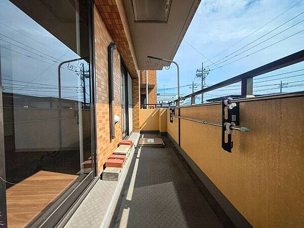 【Balcony】日当たりの良いバルコニーはお洗濯物がしっかり乾きやすく、毎日の家事にも重宝します。