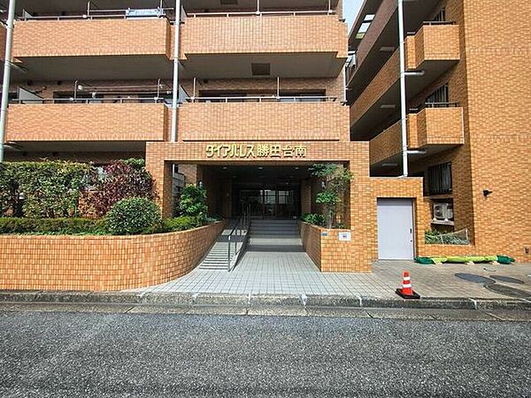 【Exterior】清潔感のあるエントランスは、住まう方やご来客にも好印象を与えてくれます。