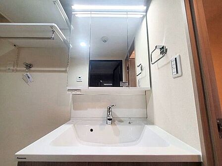 【Washroom】毎朝の準備がスムーズに。広めの洗面台と収納が使いやすい洗面所です。