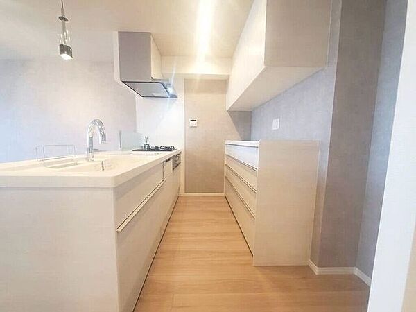 【kitchen】大きなカウンターと十分な収納で、日々の料理が快適に進みます。