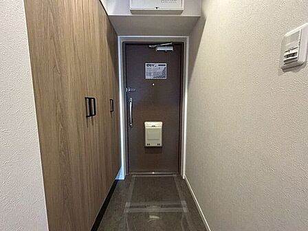 【Entrance】シューズボックス完備の玄関で、靴や小物もスッキリ収納できます。
