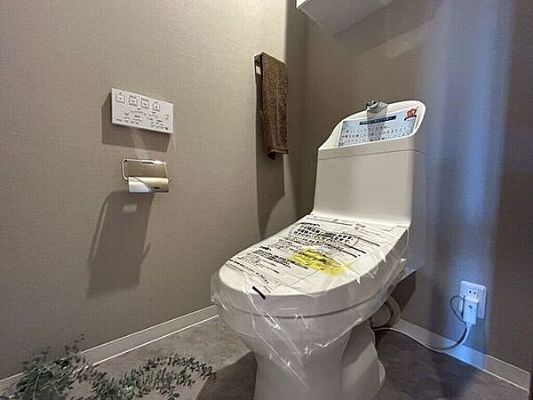 【Toilet】清潔感があり、落ち着いたデザインのトイレ。家族みんなが快適に使えます。