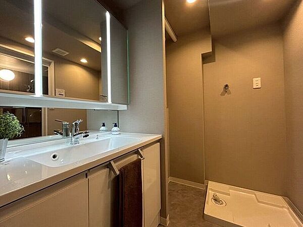 【Washroom】毎朝の準備がスムーズに。広めの洗面台と収納が使いやすい洗面所です。