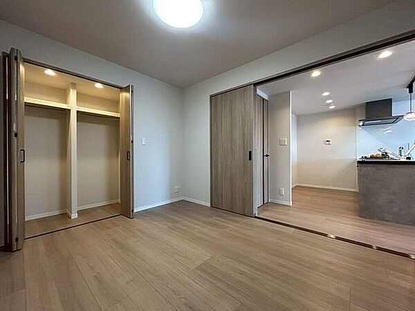 【Bedroom】隣接するリビングとつなげて使えば、開放感とゆとりのある空間に。
