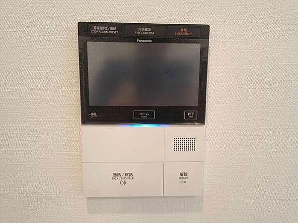 【Facilities】来訪者を確認できるモニター付きインターホンで、防犯面も安心です。