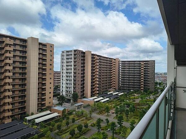 【Balcony】洗濯物もたっぷり干せる広々バルコニー。ガーデニングにもぴったりです。