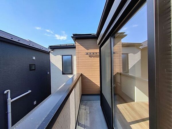 【Balcony】日当たりの良いバルコニーはお洗濯物がしっかり乾きやすく、毎日の家事にも重宝します。