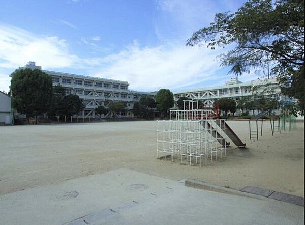 高郷小学校 750m