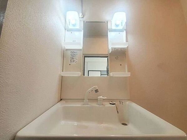 【Washroom】毎朝の準備がスムーズに。広めの洗面台と収納が使いやすい洗面所です。