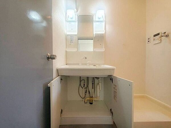 【Washroom】すっきりとしたデザインで、毎日の生活が快適に。収納も豊富な洗面所です。
