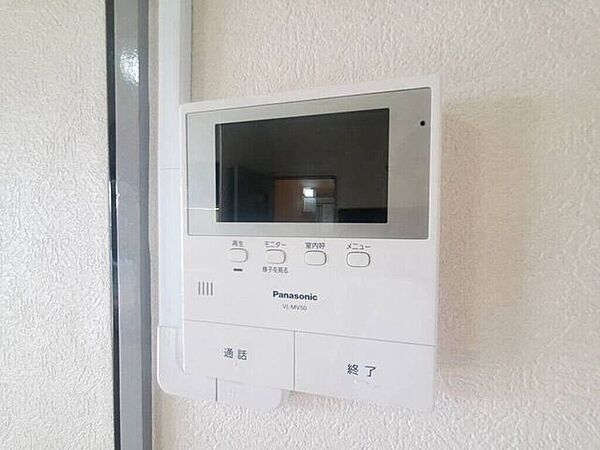 【Facilities】来訪者を確認できるモニター付きインターホンで、防犯面も安心です。