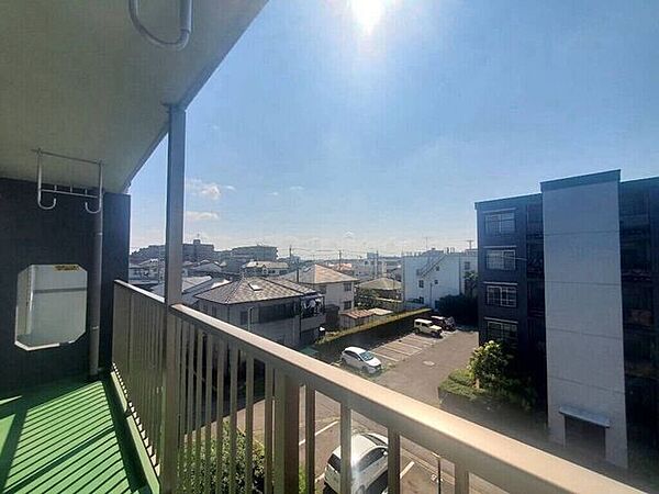 【Balcony】日当たりの良いバルコニーはお洗濯物がしっかり乾きやすく、毎日の家事にも重宝します。