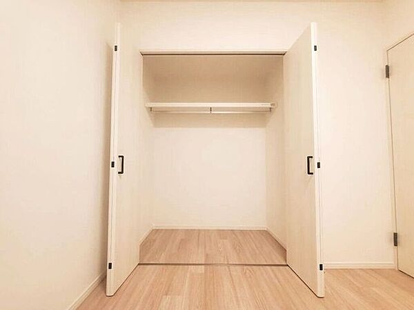 【Bedroom】洋室には収納力のあるクローゼット付き。衣類や荷物もすっきり収まります。