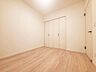 洋室：【Bedroom】ナチュラルな内装で、リラックスできる空間。寝室や書斎にも最適です。