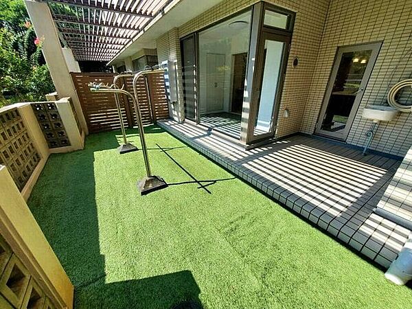 【Exterior】お部屋から直接出られるお庭付き。ガーデニングやくつろぎ空間に◎