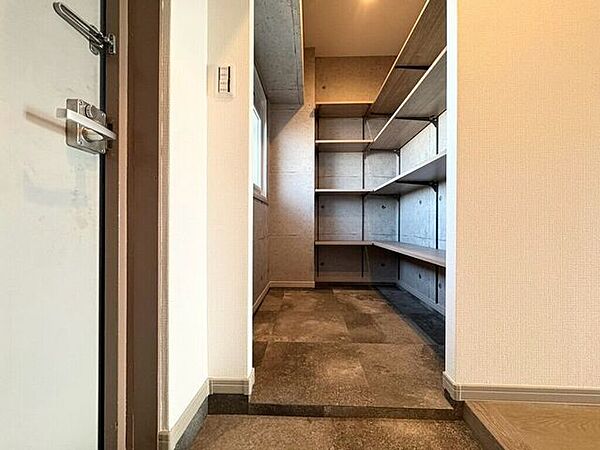 【Entrance】SWC完備の玄関で、靴や小物もスッキリ収納できます。