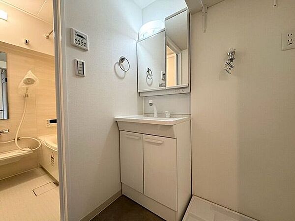 【Washroom】毎朝の準備がスムーズに。広めの洗面台と収納が使いやすい洗面所です。