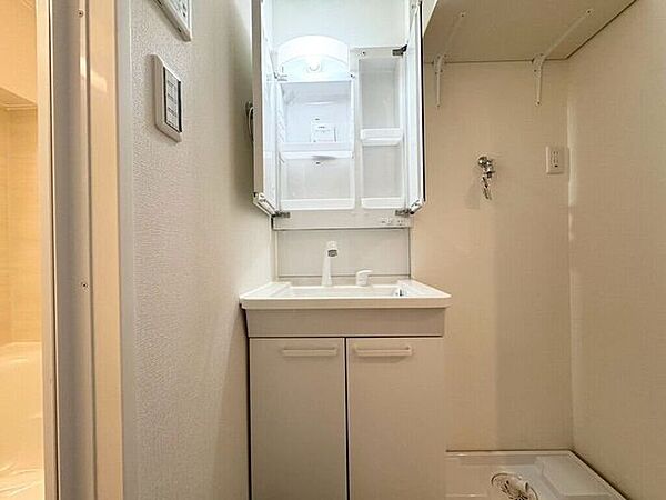【Washroom】すっきりとしたデザインで、毎日の生活が快適に。収納も豊富な洗面所です。
