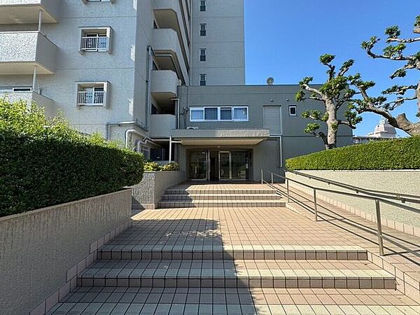 【Exterior】落ち着いた雰囲気のエントランスが、ご帰宅のたびにやさしく迎えてくれます。