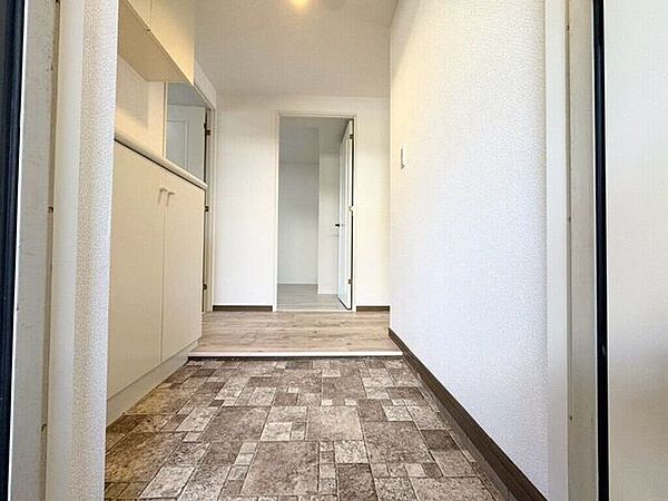 【Entrance】シューズボックス完備の玄関で、靴や小物もスッキリ収納できます。