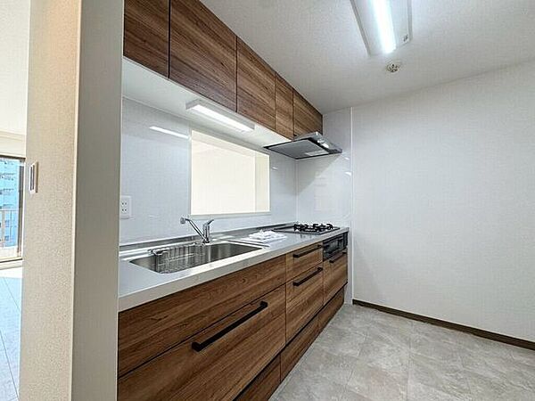 【kitchen】広めのキッチンは料理のしやすさを追求した設計。収納も豊富で作業がしやすい空間です。