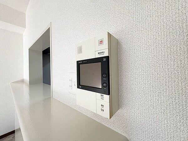 【Facilities】来訪者を確認できるモニター付きインターホンで、防犯面も安心です。