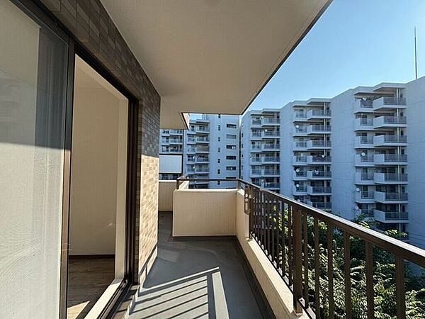 【Balcony】日当たりの良いバルコニーはお洗濯物がしっかり乾きやすく、毎日の家事にも重宝します。