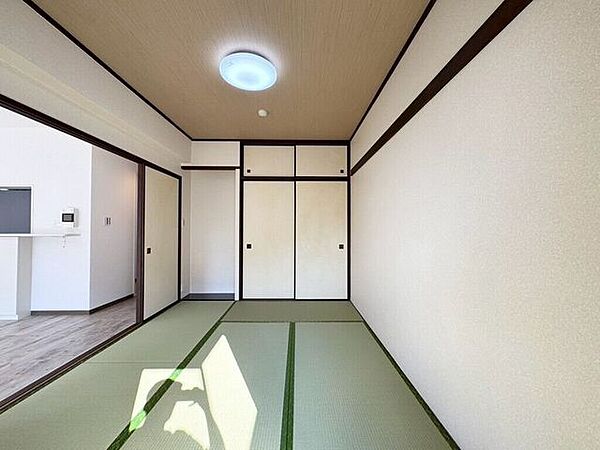 【Japanese Room】心落ち着く和室空間。客間やお子様の遊び場にも活用できます。