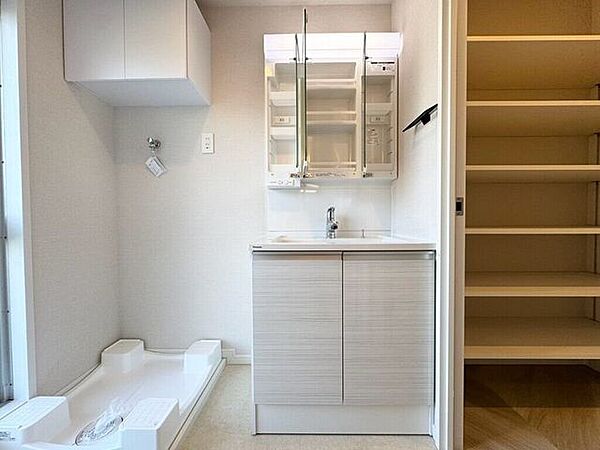 【Washroom】すっきりとしたデザインで、毎日の生活が快適に。収納も豊富な洗面所です。
