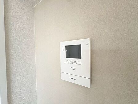【Facilities】来訪者を確認できるモニター付きインターホンで、防犯面も安心です。
