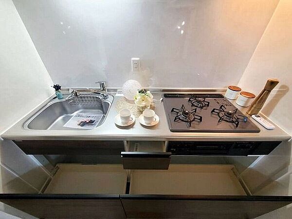 【kitchen】大きなカウンターと十分な収納で、日々の料理が快適に進みます。