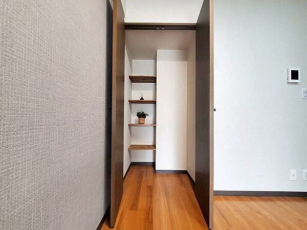 【Bedroom】洋室には収納力のあるクローゼット付き。衣類や荷物もすっきり収まります。