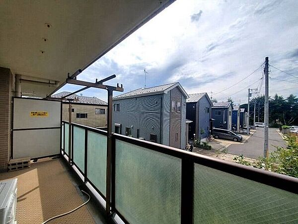 【Balcony】日当たりの良いバルコニーはお洗濯物がしっかり乾きやすく、毎日の家事にも重宝します。