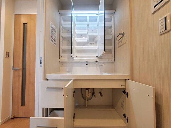 【Washroom】すっきりとしたデザインで、毎日の生活が快適に。収納も豊富な洗面所です。
