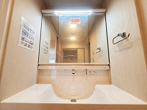 【Washroom】毎朝の準備がスムーズに。広めの洗面台と収納が使いやすい洗面所です。
